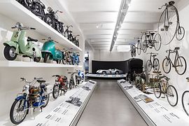 Fahrräder, Motorräder und ein Auto im Technischen Museum