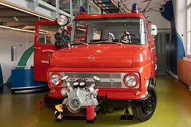Bambini a bordo di un'autopompa nell'area avventura minTi del Museo della Tecnica di Vienna