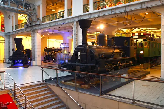 Alte Eisenbahngarnitur in der Mittelhalle