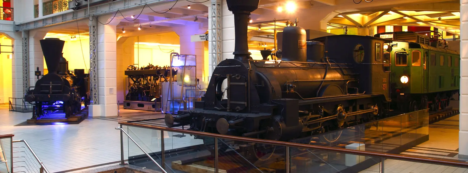 Ancienne garniture de chemin de fer dans le hall central