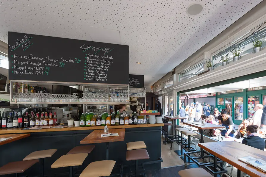 Tewa at Naschmarkt, view from the inside toward the outside with guests
