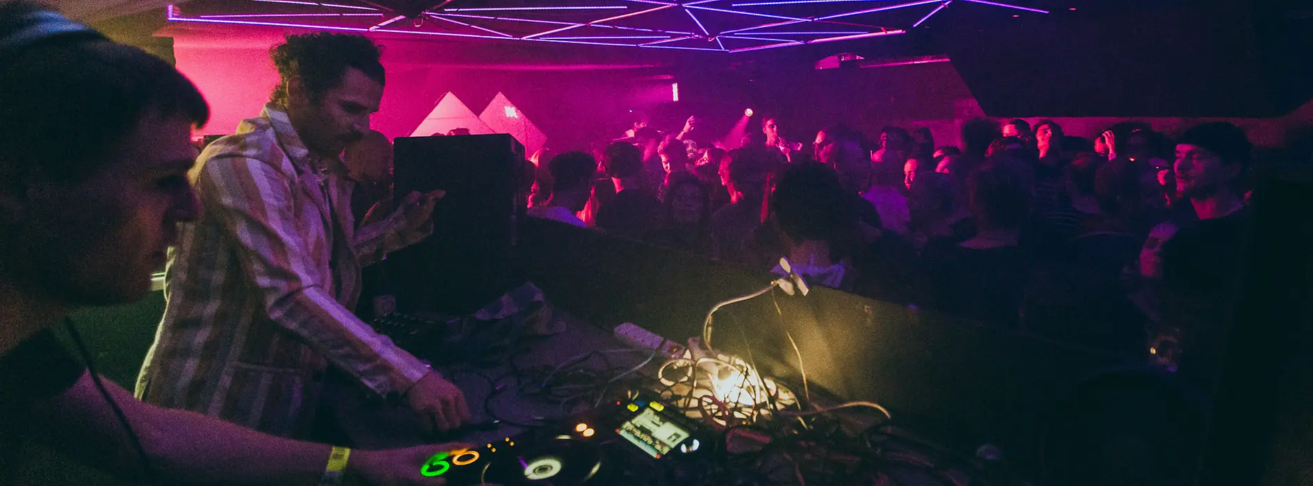 The Loft on Lerchenfelder Gürtel, interior shot with a view of the dance floor and guests 