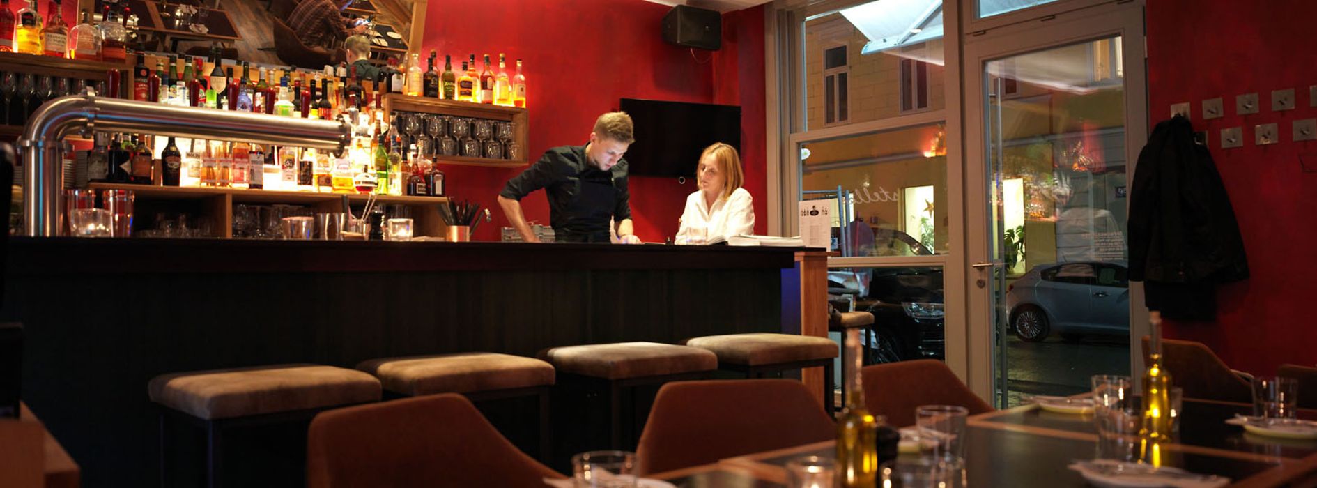 The Stellas, restaurante, vista del interior, barra