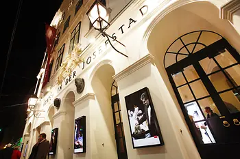 Theater in der Josefstadt, Fassadenansicht bei Nacht