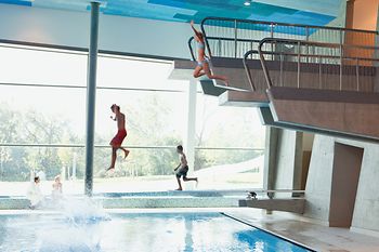 Вышки для прыжков в воду в термальном комплексе Therme Wien
