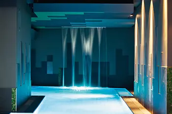 Barlangi medence a Therme Wien fürdőben