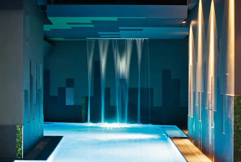 Piscina con gruta en la Terma de Viena