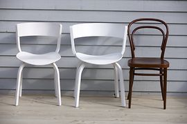 Distintas sillas de madera curvada de Thonet