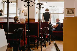 Café Frauenhuber avec chaises Thonet