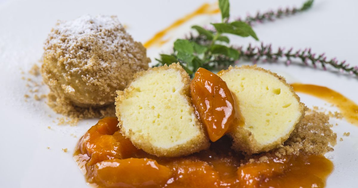Topfenknödel (Curd cheese dumplings) - vienna.info