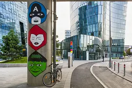 Installation Totem Modern de Honet sur les colonnes du métro de la ligne 2 entre Trabrennstraße et Stella-Klein-Löw-Weg