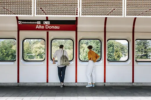 地下鉄駅「アルテドナウ」