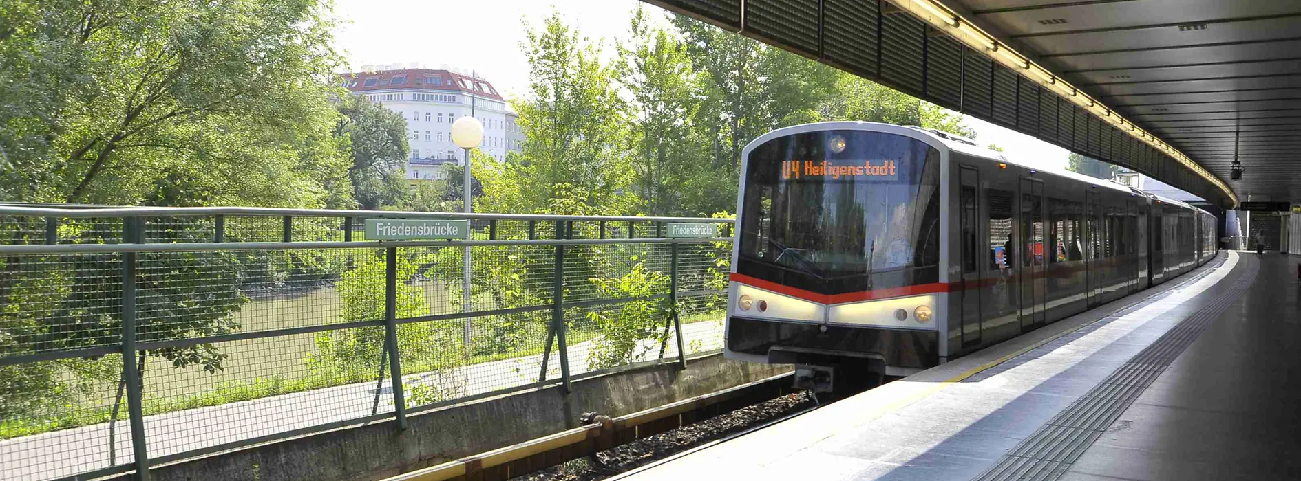 Friedensbrücke metrómegálló