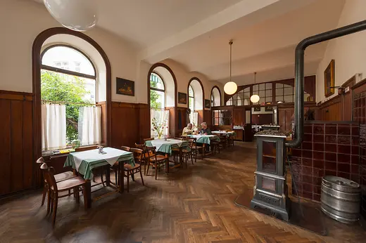 Gasthaus Ubl, Innenansicht mit Gästen 