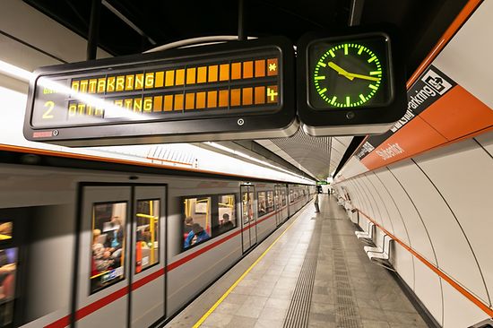 Panneau d'information dans le métro de Vienne avec horloge