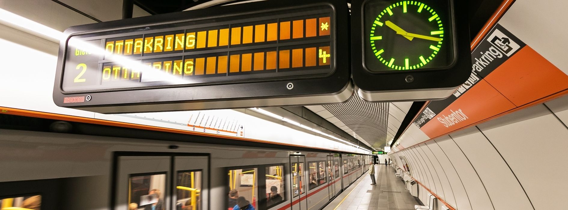 Informační panel ve vídeňském metru s hodinami