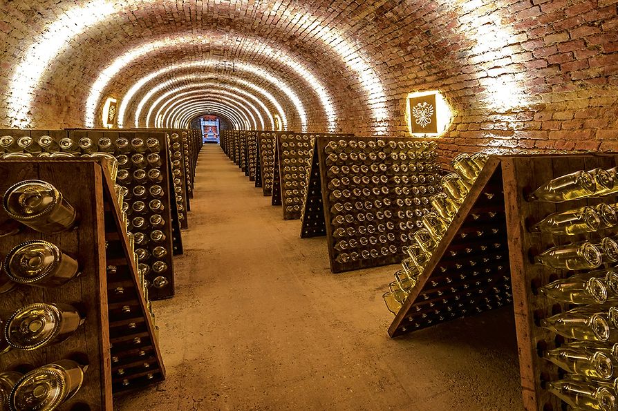 Kellergewölbe mit Flaschenlagerbasement vault with lots of bottles