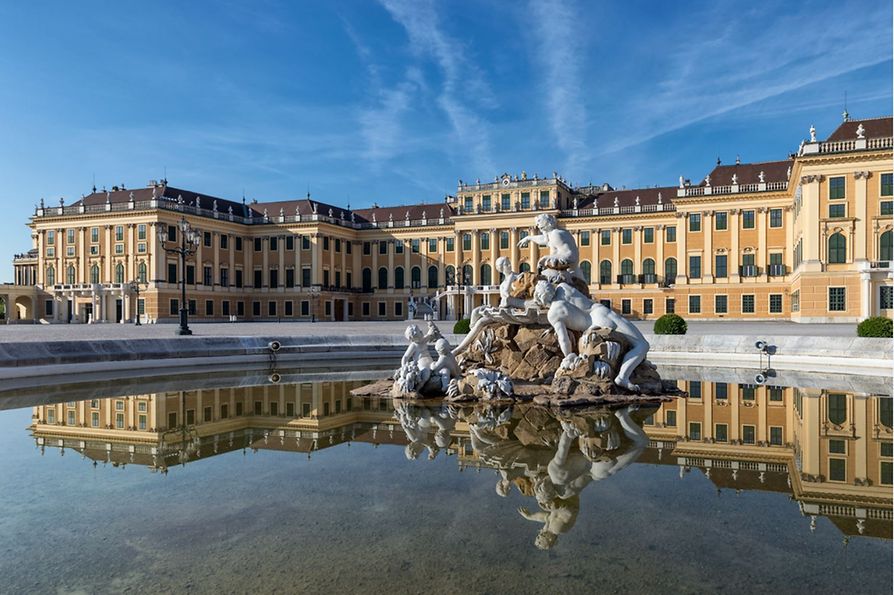 Curtea de onoare cu fântână din faţa Palatului Schönbrunn