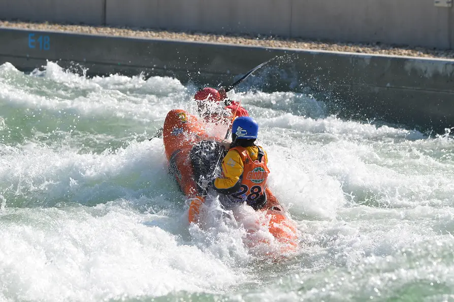 Kanufahrer auf der Wildwasserstrecke