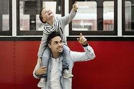 Verkehrsmuseum Remise, Vater und Sohn vor einem Straßenbahnwaggon