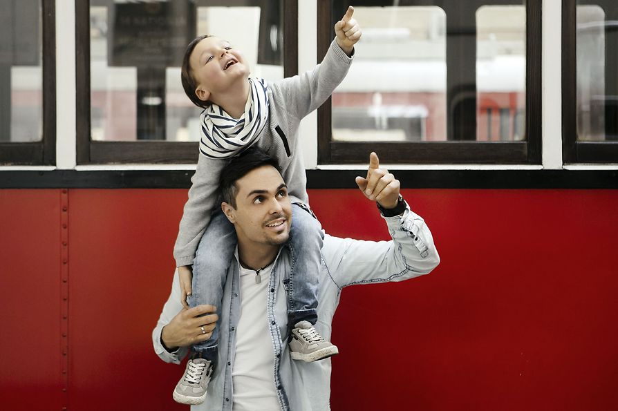 Verkehrsmuseum Remise, Vater und Sohn vor einem Straßenbahnwaggon