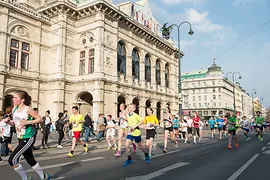 Az ifjúsági futóverseny is az Állami Operaház mellett halad el