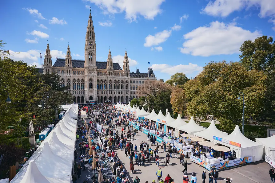 Fête sur la place devant l'Hôtel de Ville