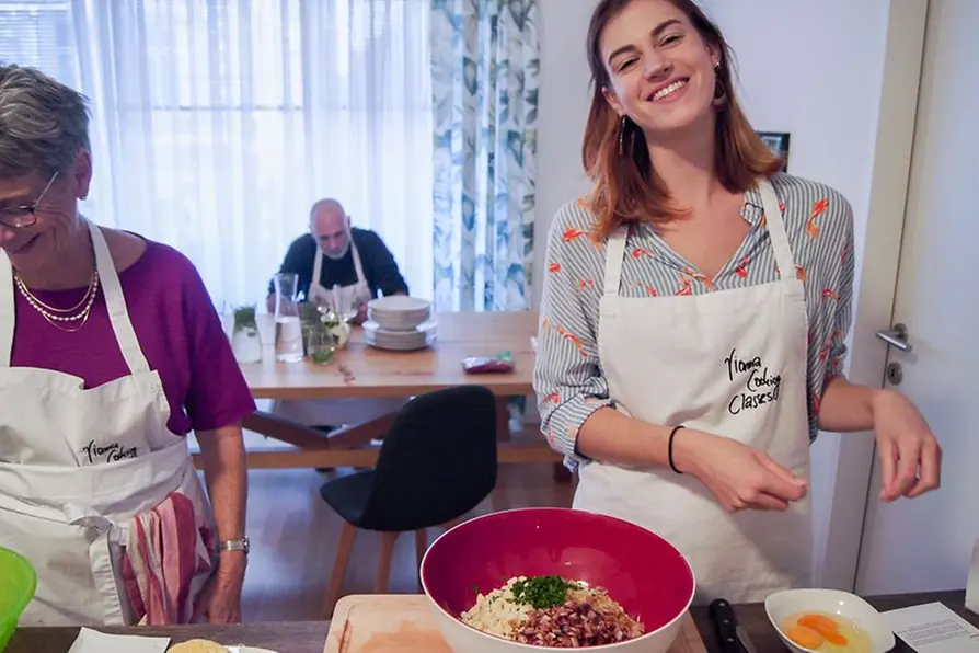 Menschen bei einem Kochkurs