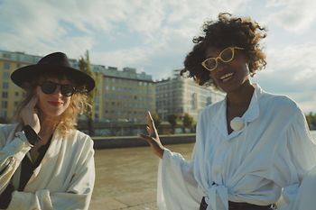 Zwei Frauen in stylishem Outfit am Donaukanal