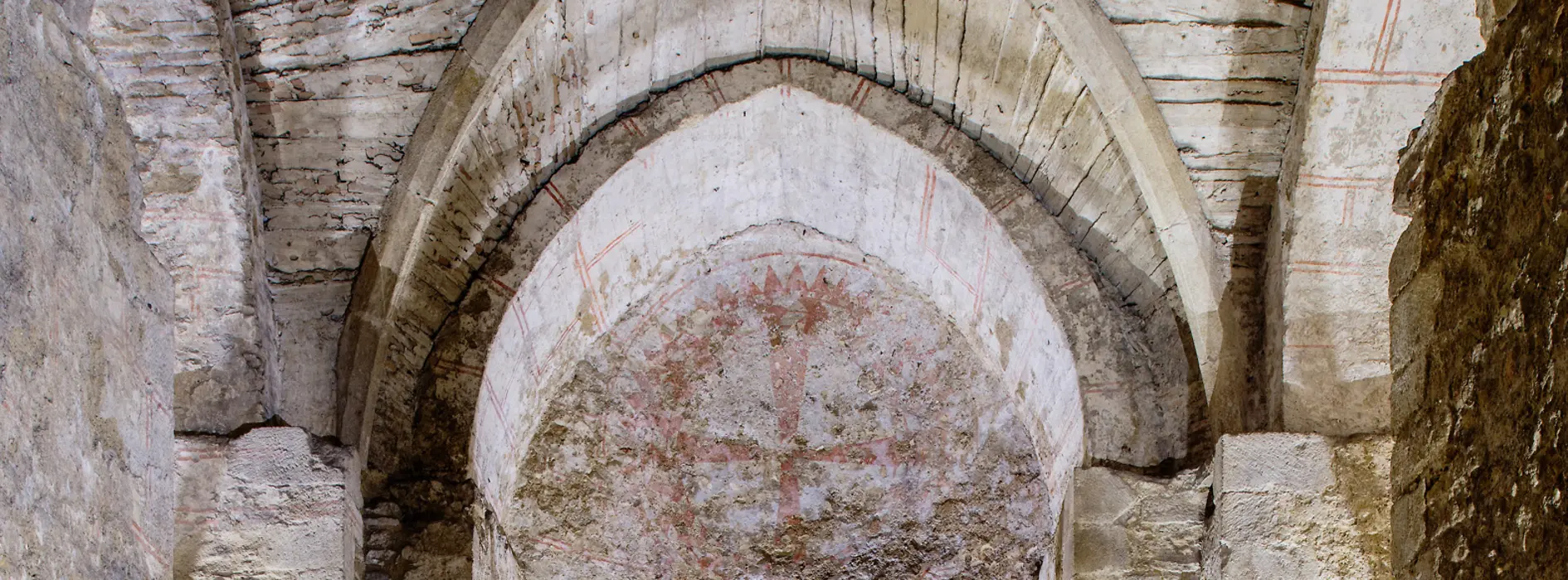 Vue dans la niche principale de la chapelle Virgile