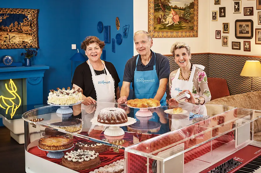 Drei ältere Damen hinter einer Kaffeehaus-Theke 