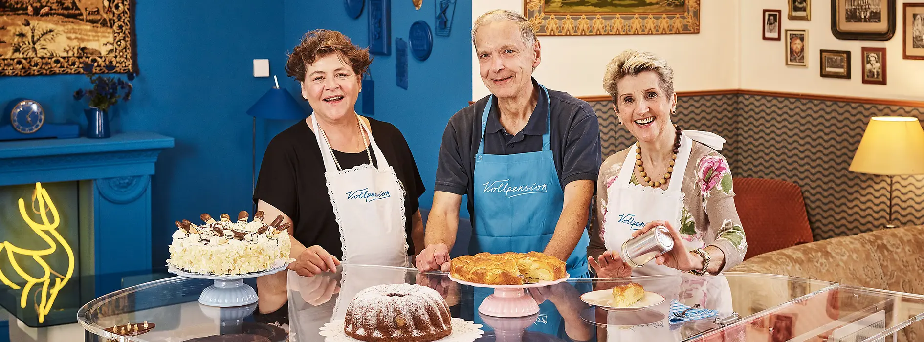 Drei ältere Damen hinter einer Kaffeehaus-Theke 