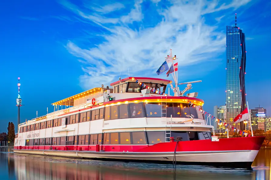 MS Admiral Tegetthoff auf Donau in der Nacht