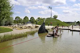 Kinder auf einem Floß am Wasserspielplatz Donauinsel