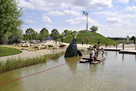 Kinder auf einem Floß am Wasserspielplatz Donauinsel