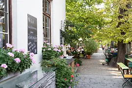 Kierlinger Vineyards & Wine Tavern, entrance door