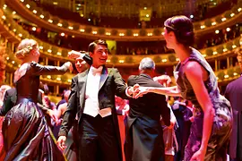 Couples dansant au Bal de l'Opéra