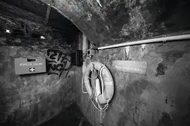 Valigetta di primo soccorso e salvagente nelle fogne viennesi