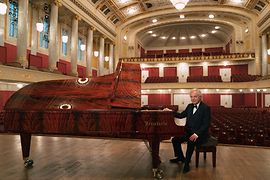 Sir András Schiff al suo pianoforte da concerto Bösendorfer nella Wiener Konzerthaus