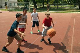 アウガルテンの敷地内でバスケットボールに興じる合唱団の少年たち