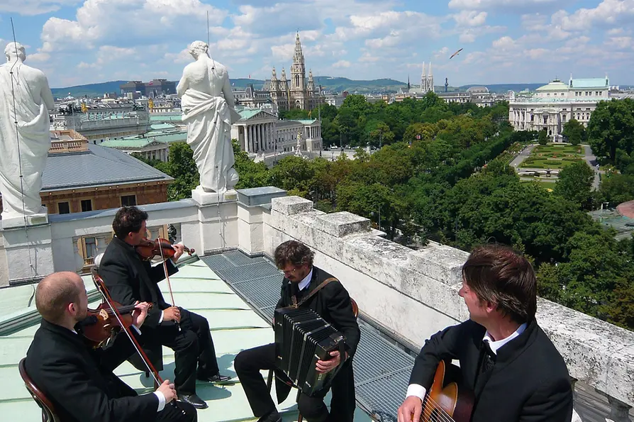 Wiener Concert Schrammeln auf einem Dach vor Wien-Panorama
