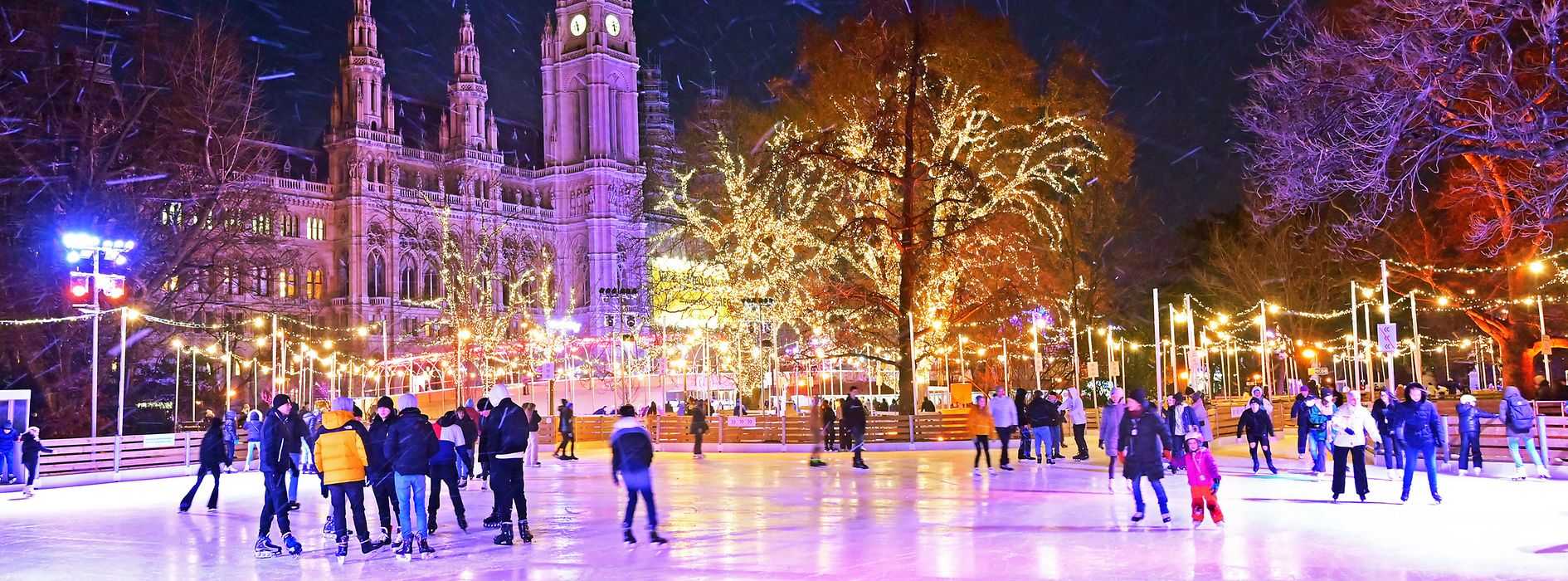  Ice-skating in front of City Hall 