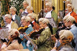 Wiener Mozart Orchester, Musiker in historischen Gewändern, Perücken