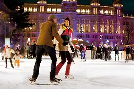 Ayuntamiento de Viena, vista exterior con la pista de patinaje sobre hielo Wiener Eistraum 