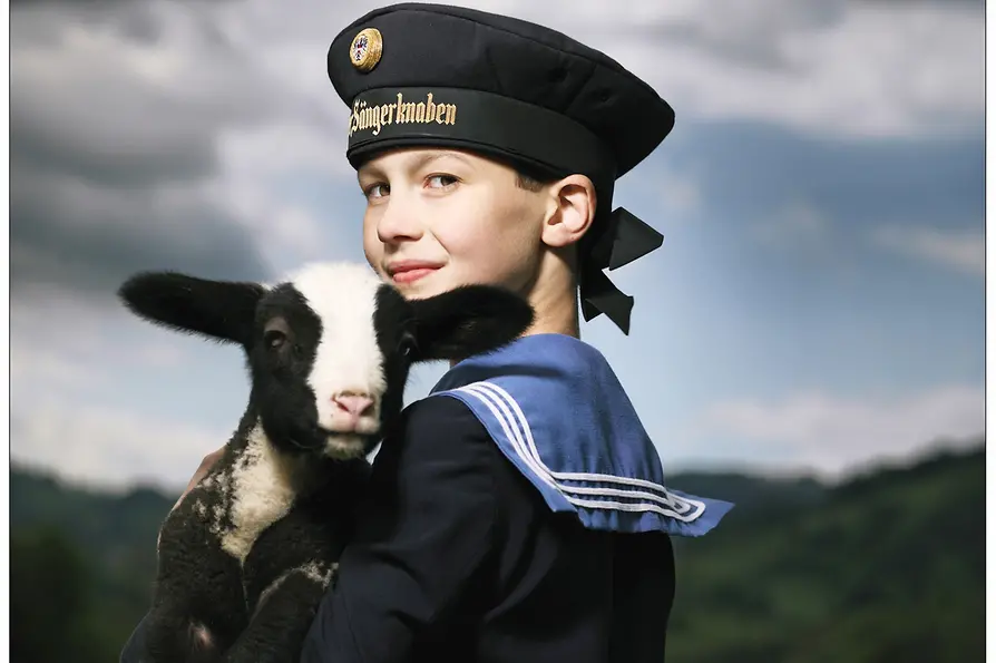 Un Petit Chanteur de Vienne avec un agneau