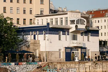 Vista del edificio de Otto Wagner en el Canal del Danubio