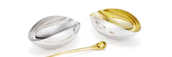 Wiener Silber Manufactur, recipiente de especias con cuchara. Diseño: Ted Muehling, 2014