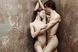 Ballett-Paar, das ineinander verschlungen in einer Ecke posiert