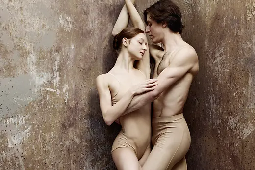 Couple de danseurs classiques enlacés, posant dans un co