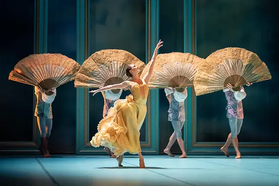 Tanzszene aus "Marie Antoinette" mit Solistin und vier Ensemblemitlgiedern, die große Fächer tragen.